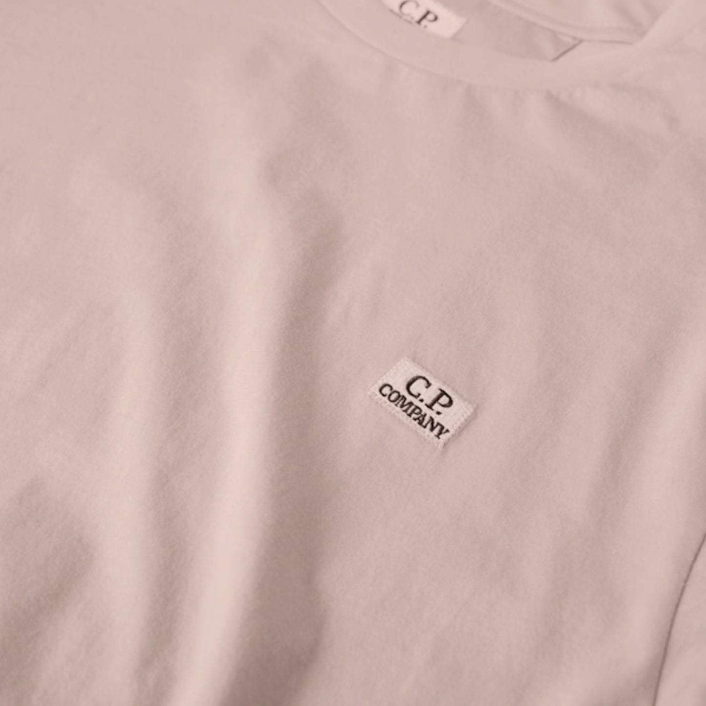 CP COMPANY SMALL LOGO T-SHIRT DOVE GREY